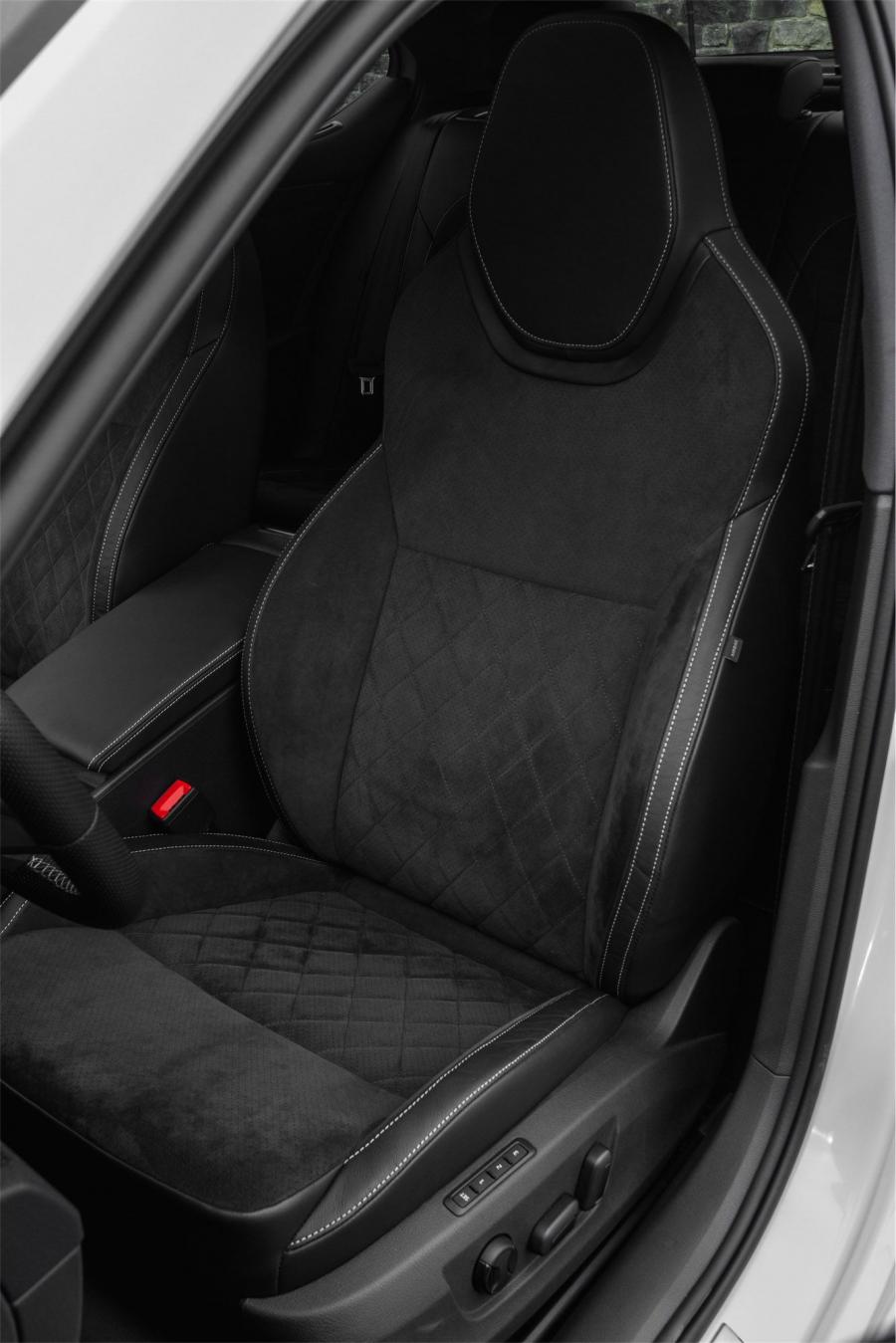 Интерьер Skoda Superb SportLine 2016 года  (фото 5 из 5)